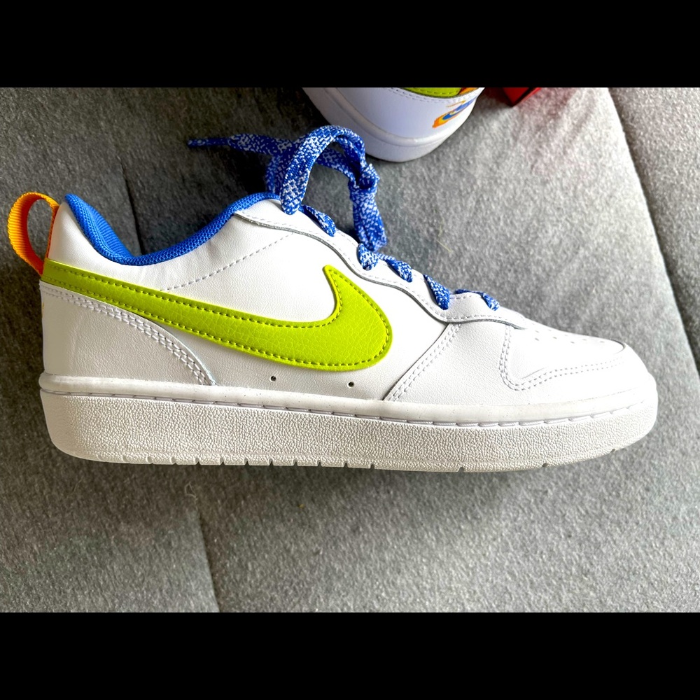 Kids Nike size 5 1/2 brand new never worn